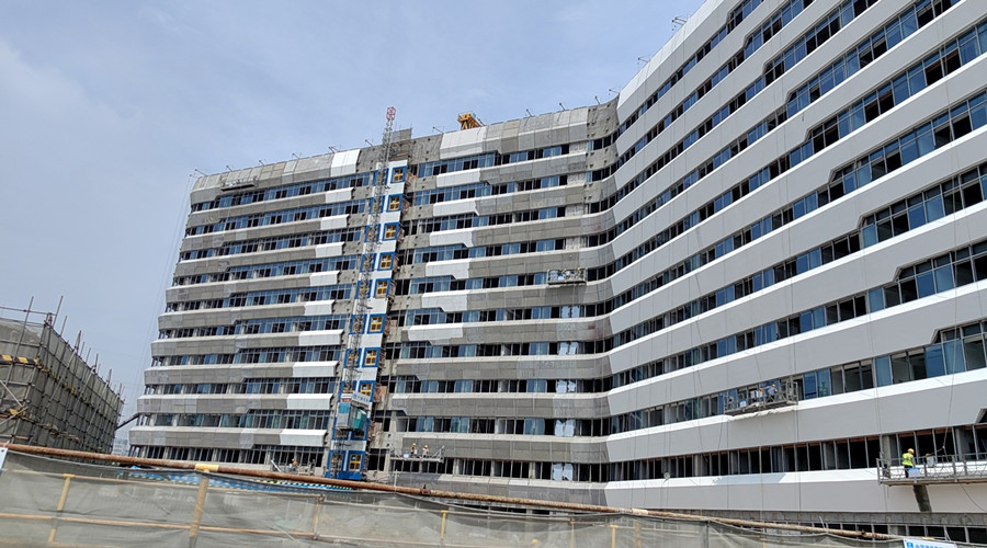 大型GRC幕墻構件安裝中 大型GRC幕墻構件安裝中